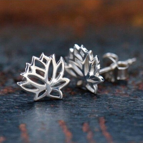 Silver lotus flower stud earring - Picture 2 of 11